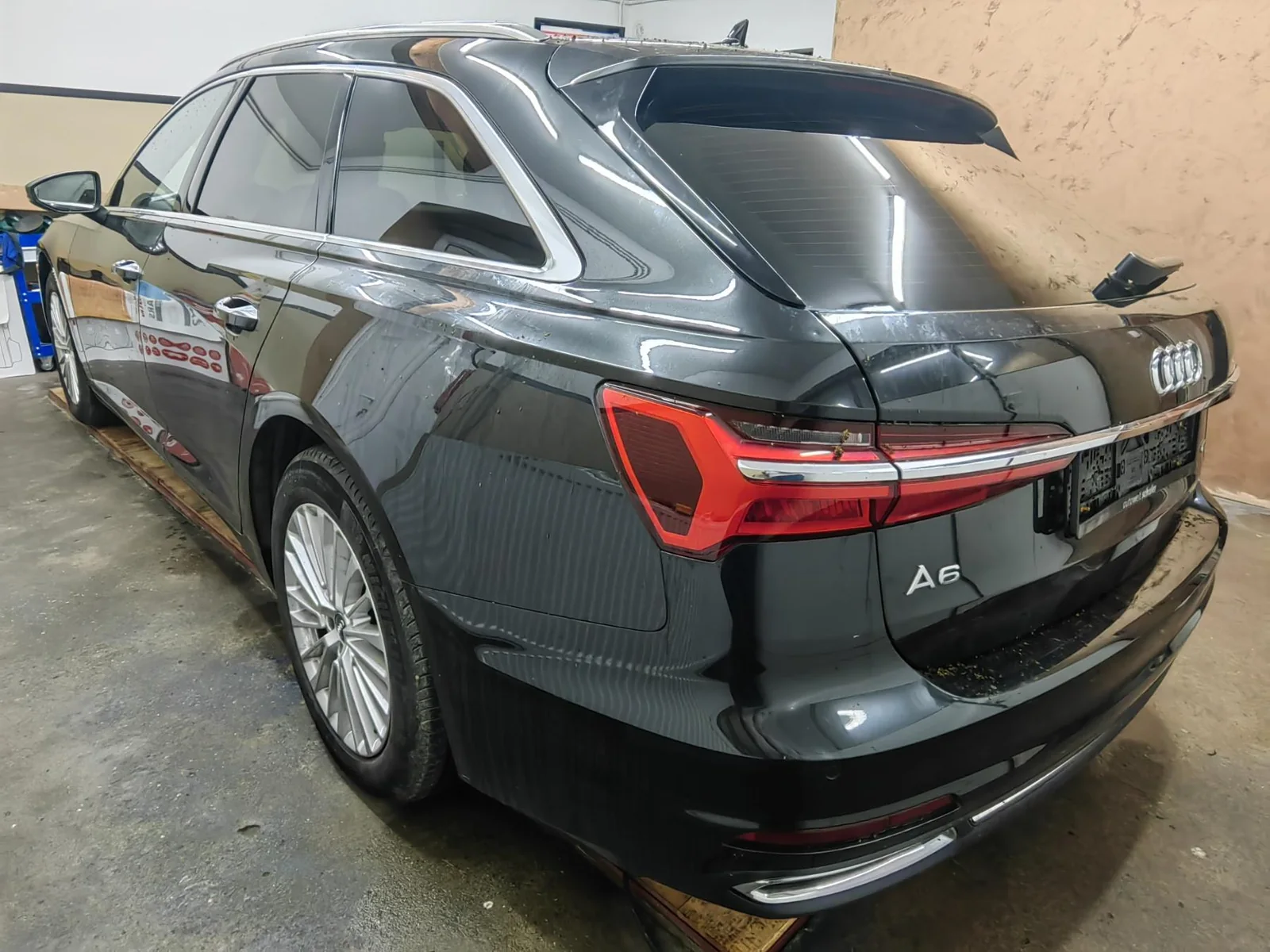 Audi u radionici, zadnji bočni pogled