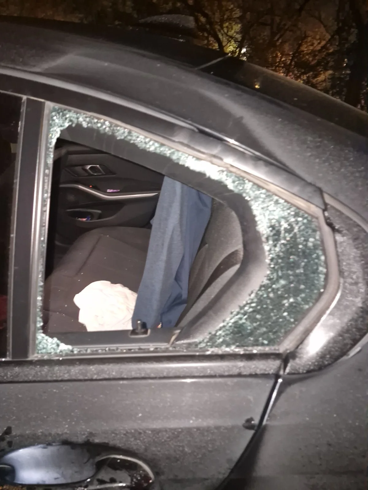 Polomljeno bočno staklo na automobilu