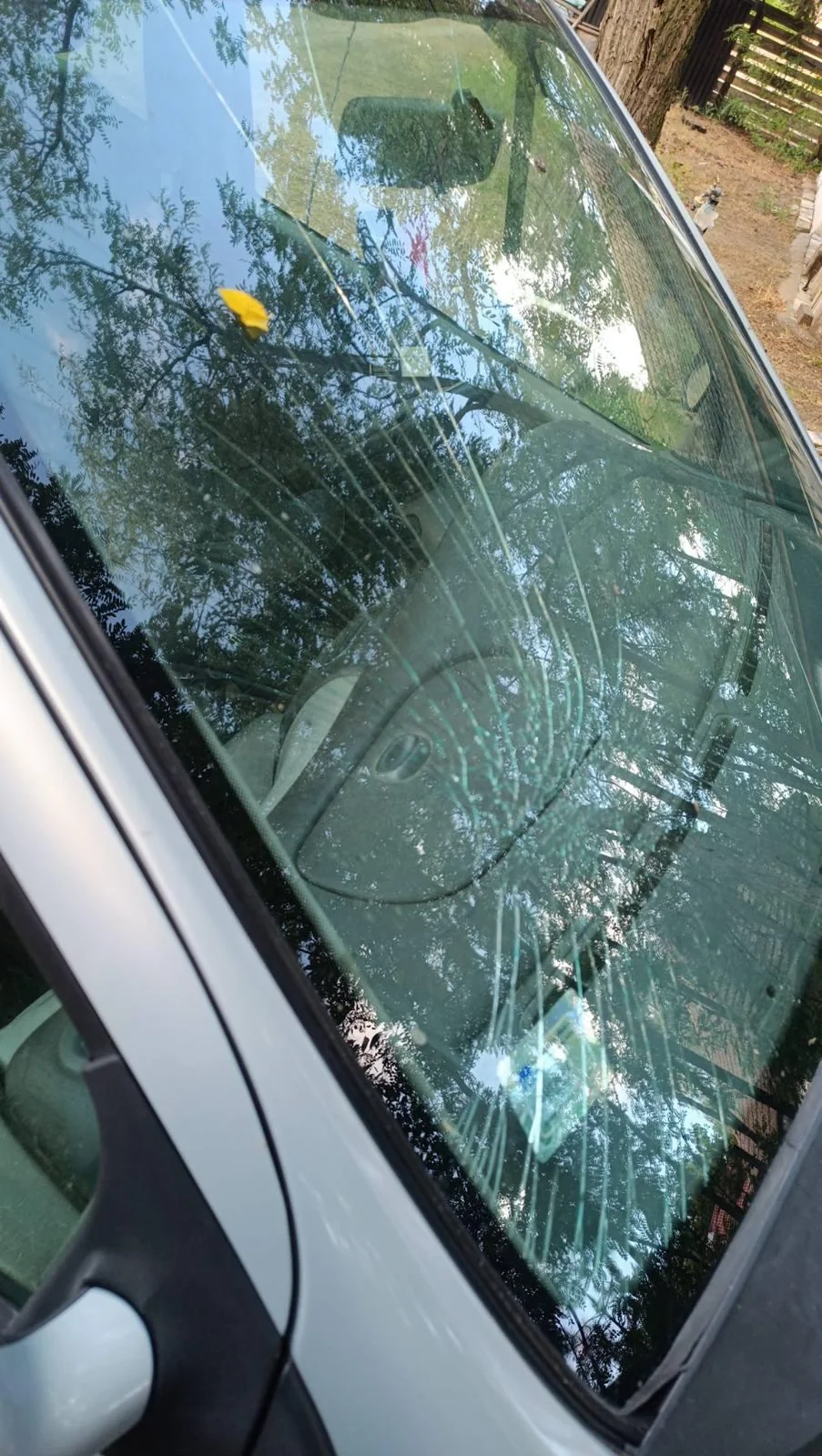 Vetrobransko staklo sa velikim pukotinama