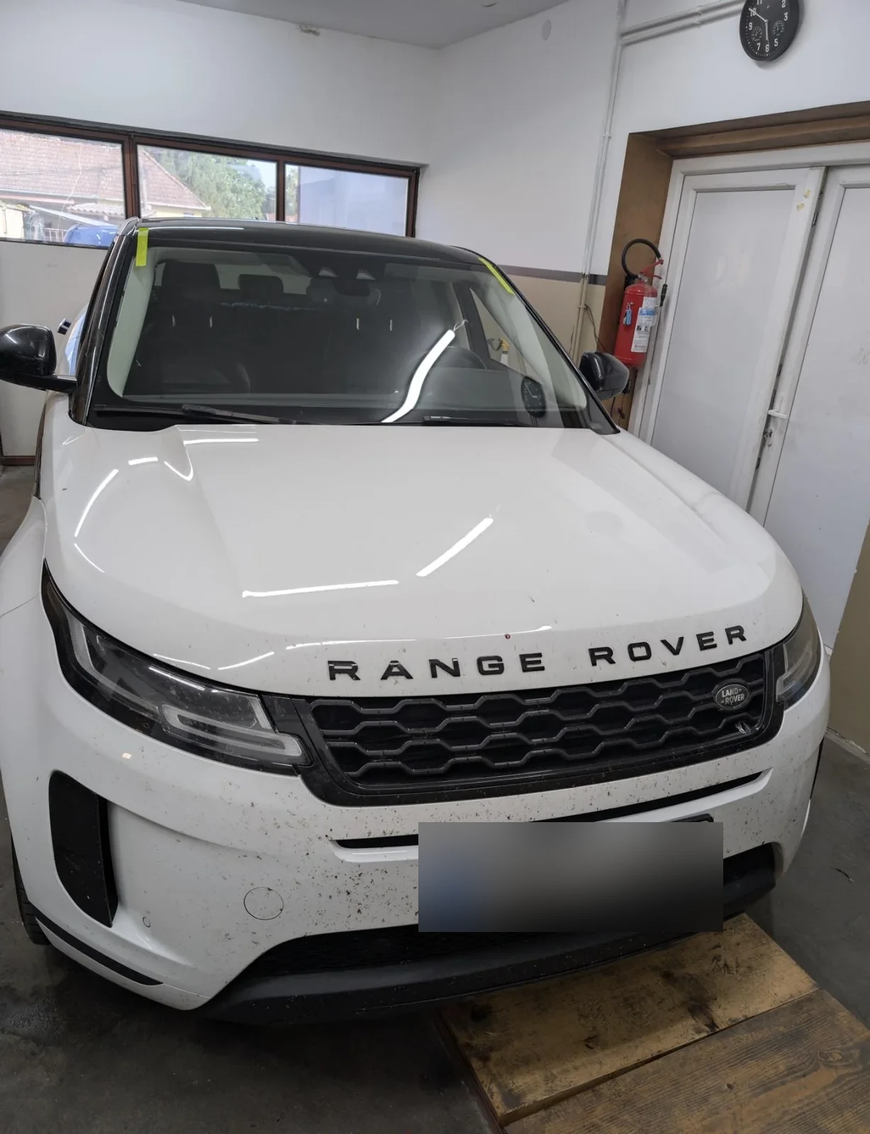 Beli Range Rover u radionici AC Kadija