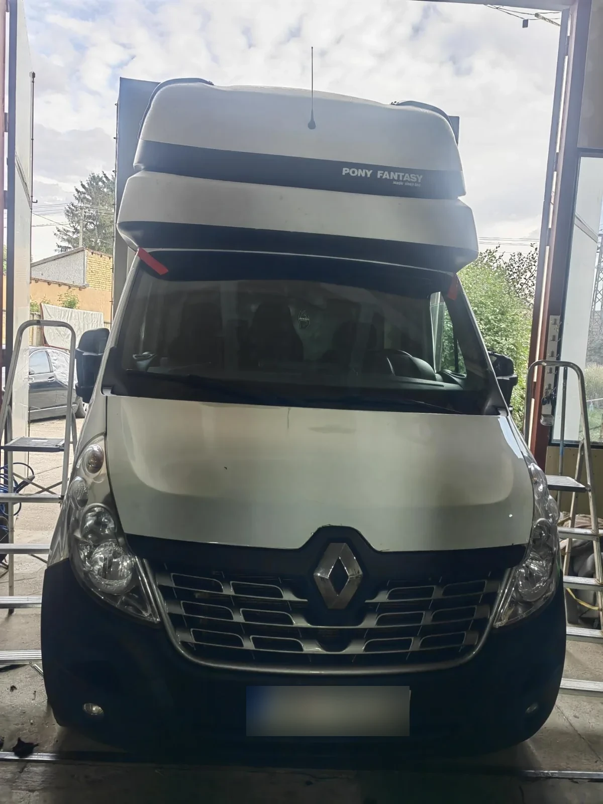 Prednji deo belog Renault Master kombija