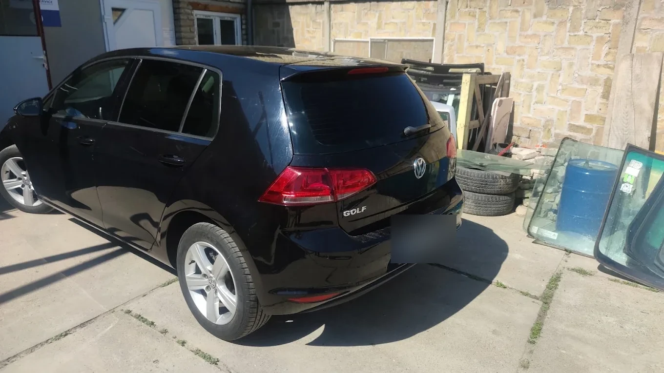 Crni Volkswagen Golf iz zadnjeg bočnog ugla